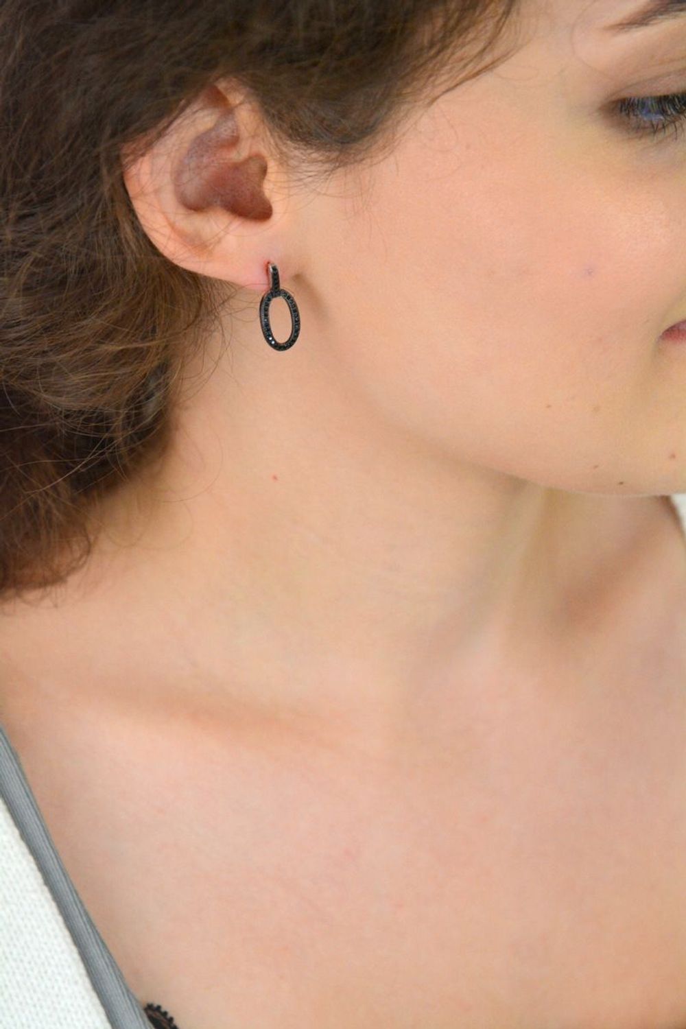 Srebrne kolczyki damskie próba 925, owalne zdobione czarnymi cyrkoniami, długość 2,1 cm, zapięcie na sztyft. Elegancka i trwała biżuteria na każdą okazję.1.jpg