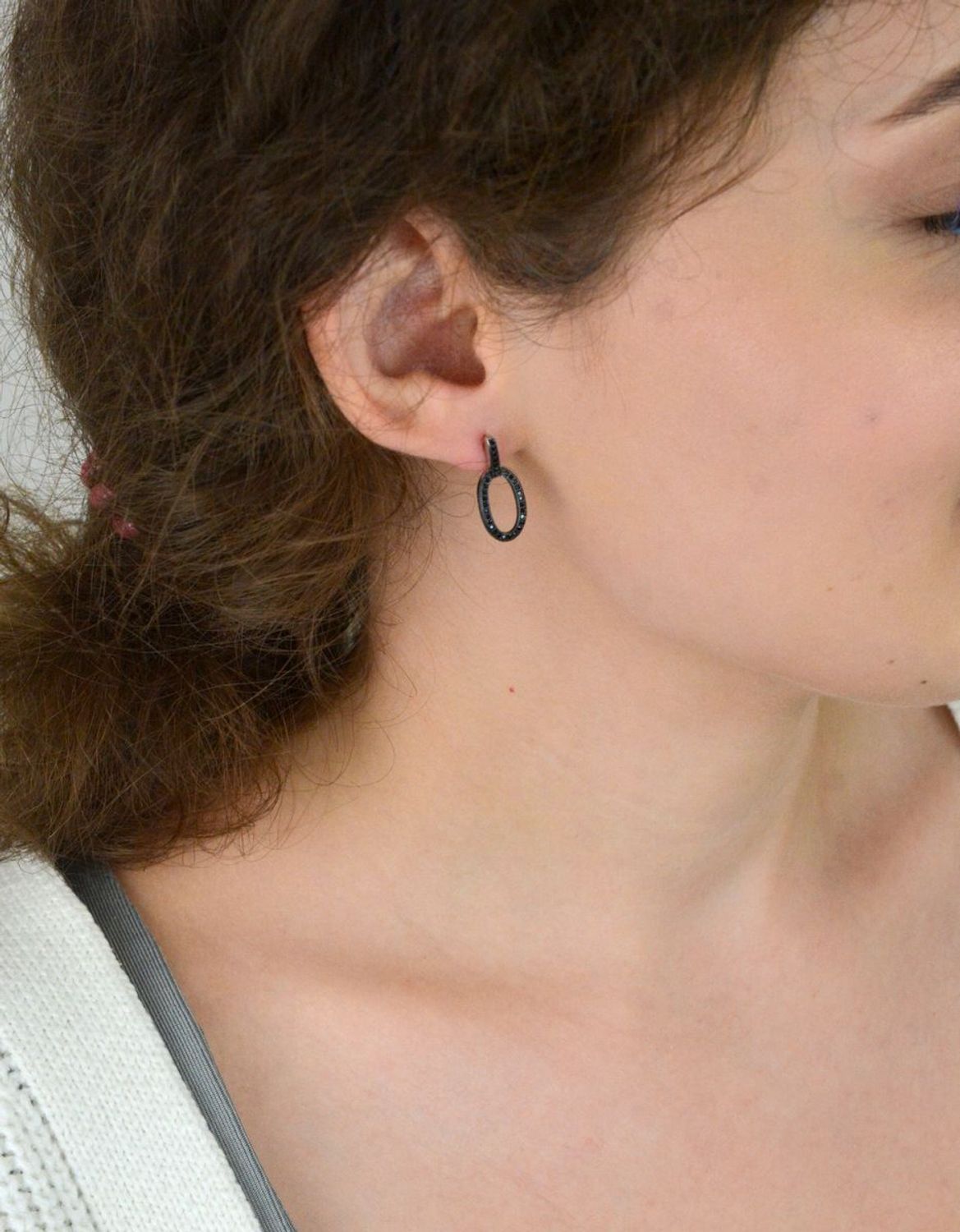 Srebrne kolczyki damskie próba 925, owalne zdobione czarnymi cyrkoniami, długość 2,1 cm, zapięcie na sztyft. Elegancka i trwała biżuteria na każdą okazję.1.jpg