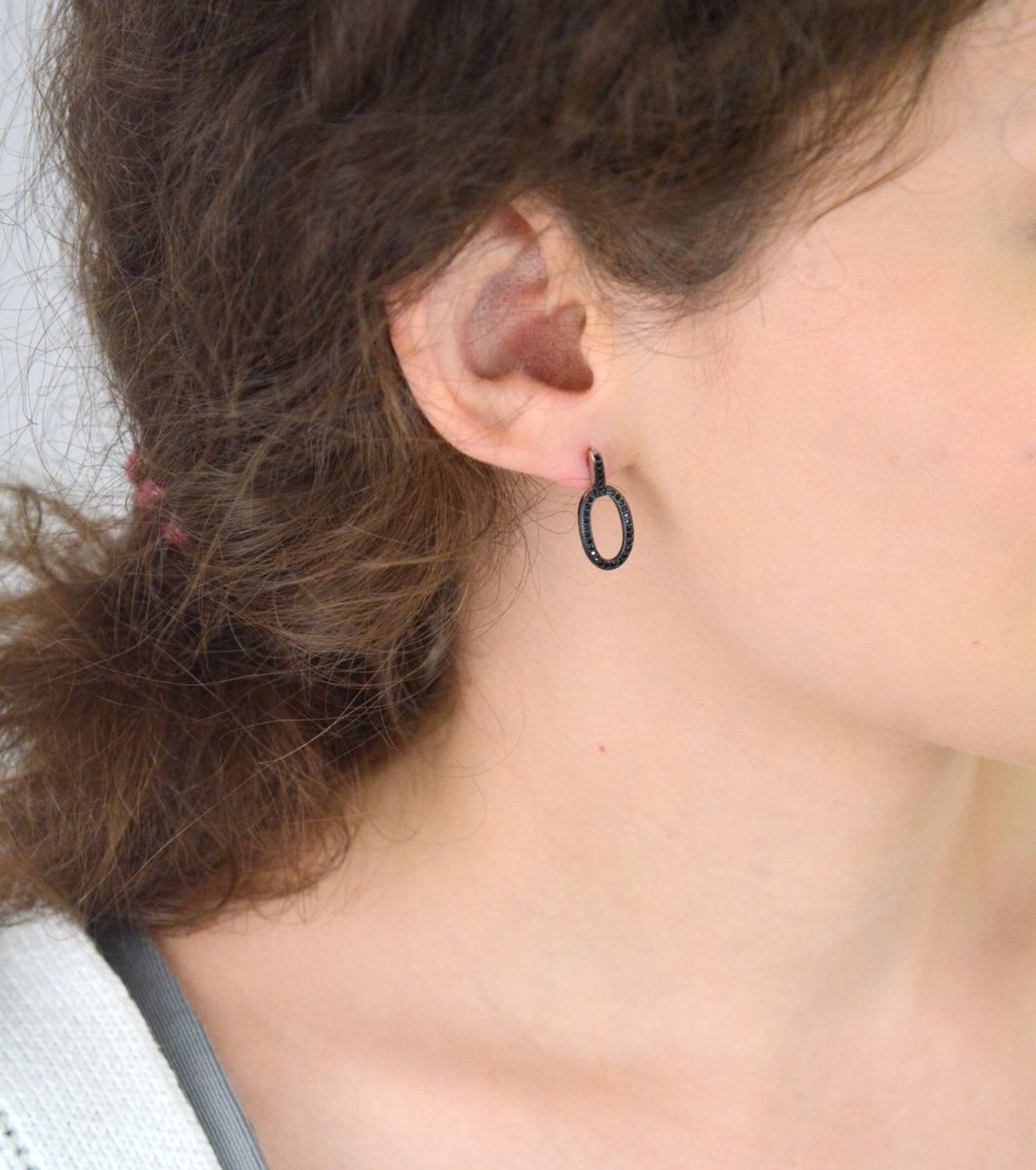 Srebrne kolczyki damskie próba 925, owalne zdobione czarnymi cyrkoniami, długość 2,1 cm, zapięcie na sztyft. Elegancka i trwała biżuteria na każdą okazję.1.jpg