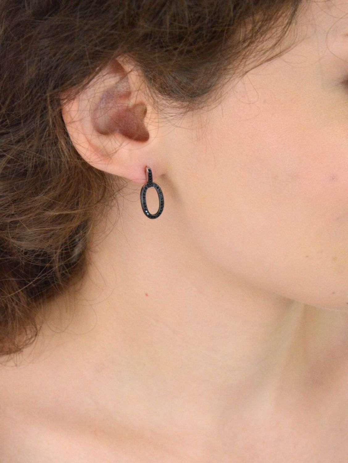 Srebrne kolczyki damskie próba 925, owalne zdobione czarnymi cyrkoniami, długość 2,1 cm, zapięcie na sztyft. Elegancka i trwała biżuteria na każdą okazję.1.jpg