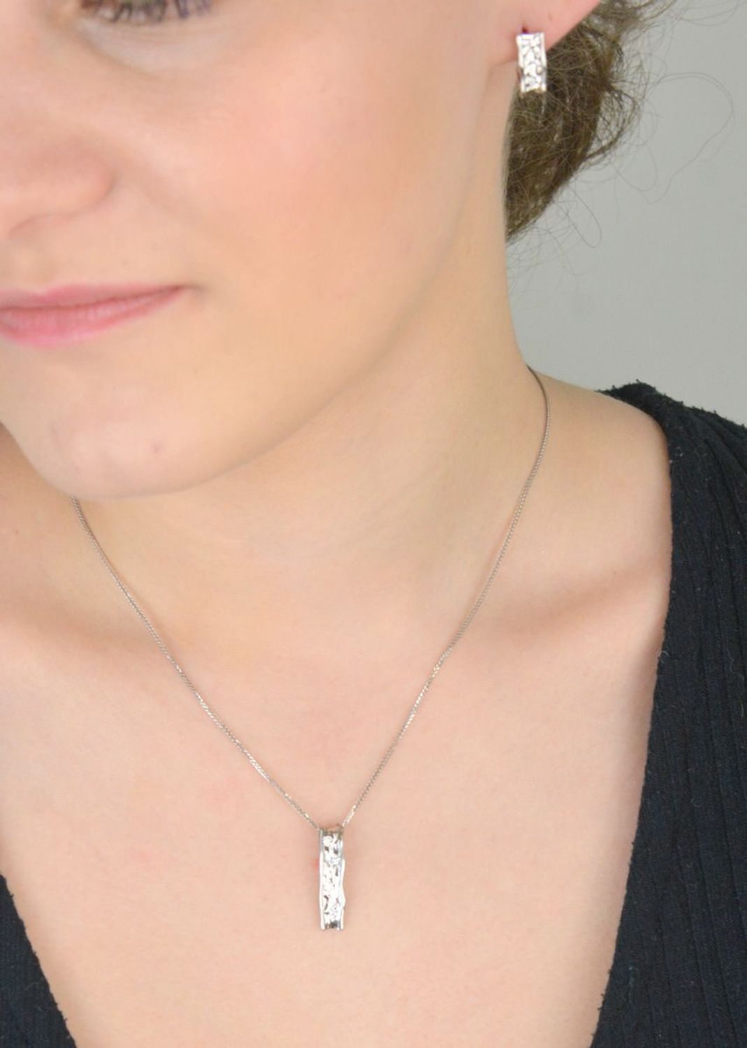 Kolczyki damskie srebrne prostokątne z cyrkoniami próba 925, KVI114030.jpg