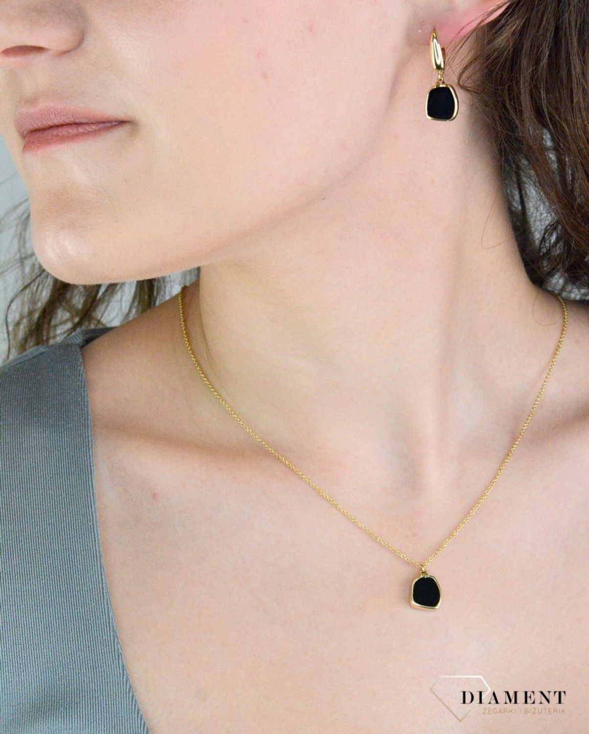 Naszyjnik złoty onyks pr 585, K0NUC133822 Złoty naszyjnik 585 celebrytka ozdobiony kamieniem naturalnymi onyksem. Niezwykły blask szlachetnego kruszcu zamknięty w wyjątkowej formie.1.jpg