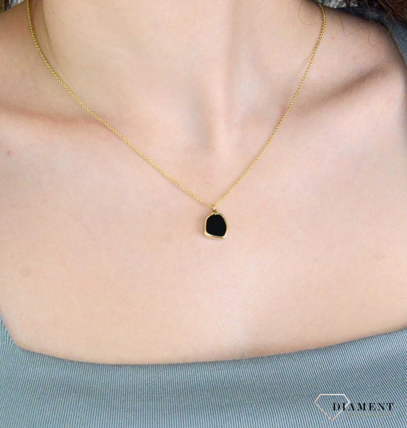 Naszyjnik złoty onyks pr 585, K0NUC133822 Złoty naszyjnik 585 celebrytka ozdobiony kamieniem naturalnymi onyksem. Niezwykły blask szlachetnego kruszcu zamknięty w wyjątkowej formie.1.jpg