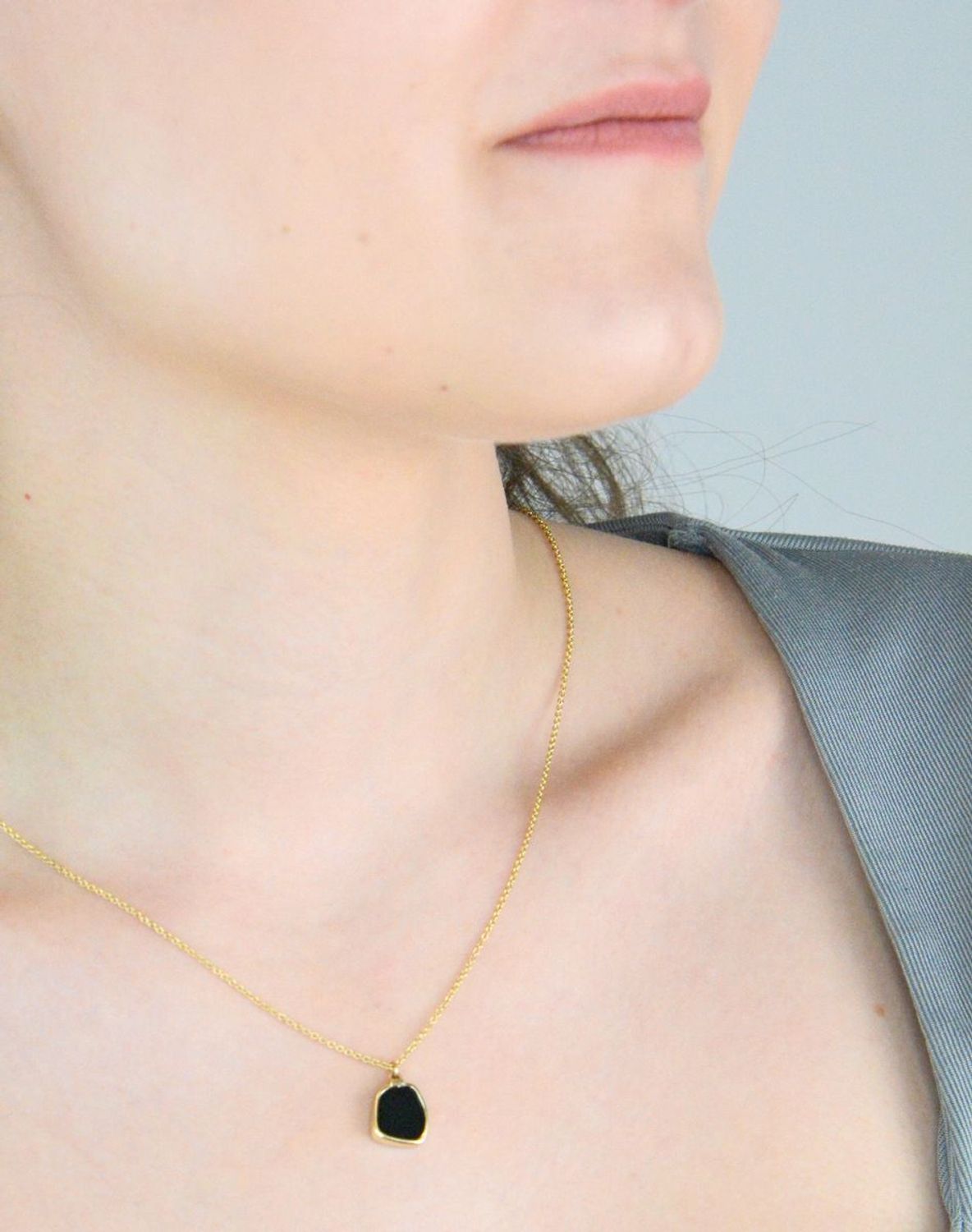 Naszyjnik złoty onyks pr 585, K0NUC133822 Złoty naszyjnik 585 celebrytka ozdobiony kamieniem naturalnymi onyksem. Niezwykły blask szlachetnego kruszcu zamknięty w wyjątkowej formie.1.jpg