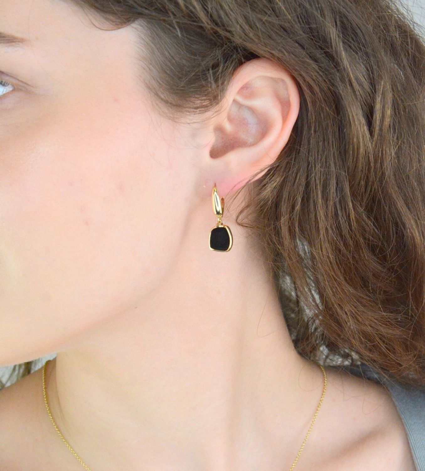 Naszyjnik złoty onyks pr 585, K0NUC133822 Złoty naszyjnik 585 celebrytka ozdobiony kamieniem naturalnymi onyksem. Niezwykły blask szlachetnego kruszcu zamknięty w wyjątkowej formie.1.jpg