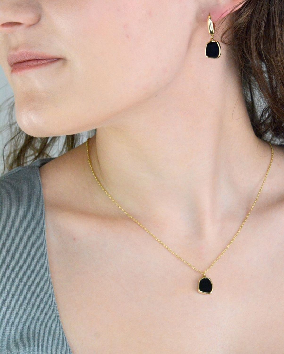 Naszyjnik złoty onyks pr 585, K0NUC133822 Złoty naszyjnik 585 celebrytka ozdobiony kamieniem naturalnymi onyksem. Niezwykły blask szlachetnego kruszcu zamknięty w wyjątkowej formie.1.jpg