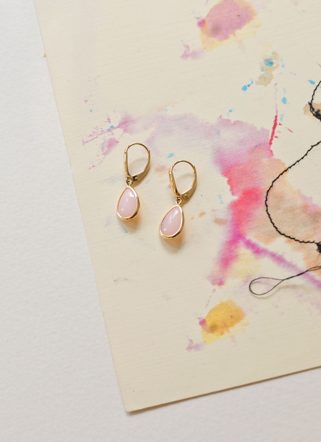 Kolczyki złote wiszące łezki opal róż. pr 585, K0NUO14059 Złote kolczyki wykonane z najwyższej jakości żółtego złota, próba 585. Kolczyki w kształcie łezki ozdobione kamieniem naturalnym opalem różowym,1.jpg