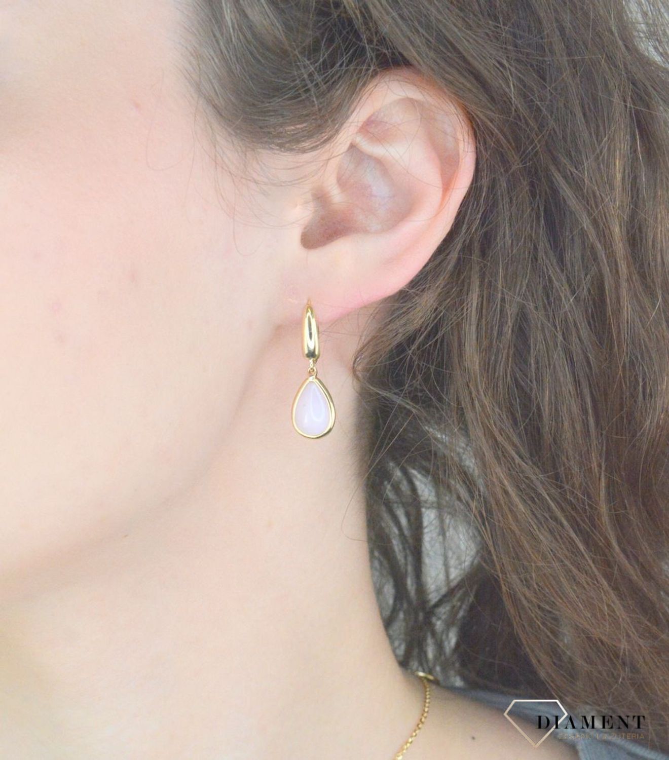 Kolczyki złote wiszące łezki opal róż. pr 585, K0NUO14059 Złote kolczyki wykonane z najwyższej jakości żółtego złota, próba 585. Kolczyki w kształcie łezki ozdobione kamieniem naturalnym opalem różowym,1.jpg