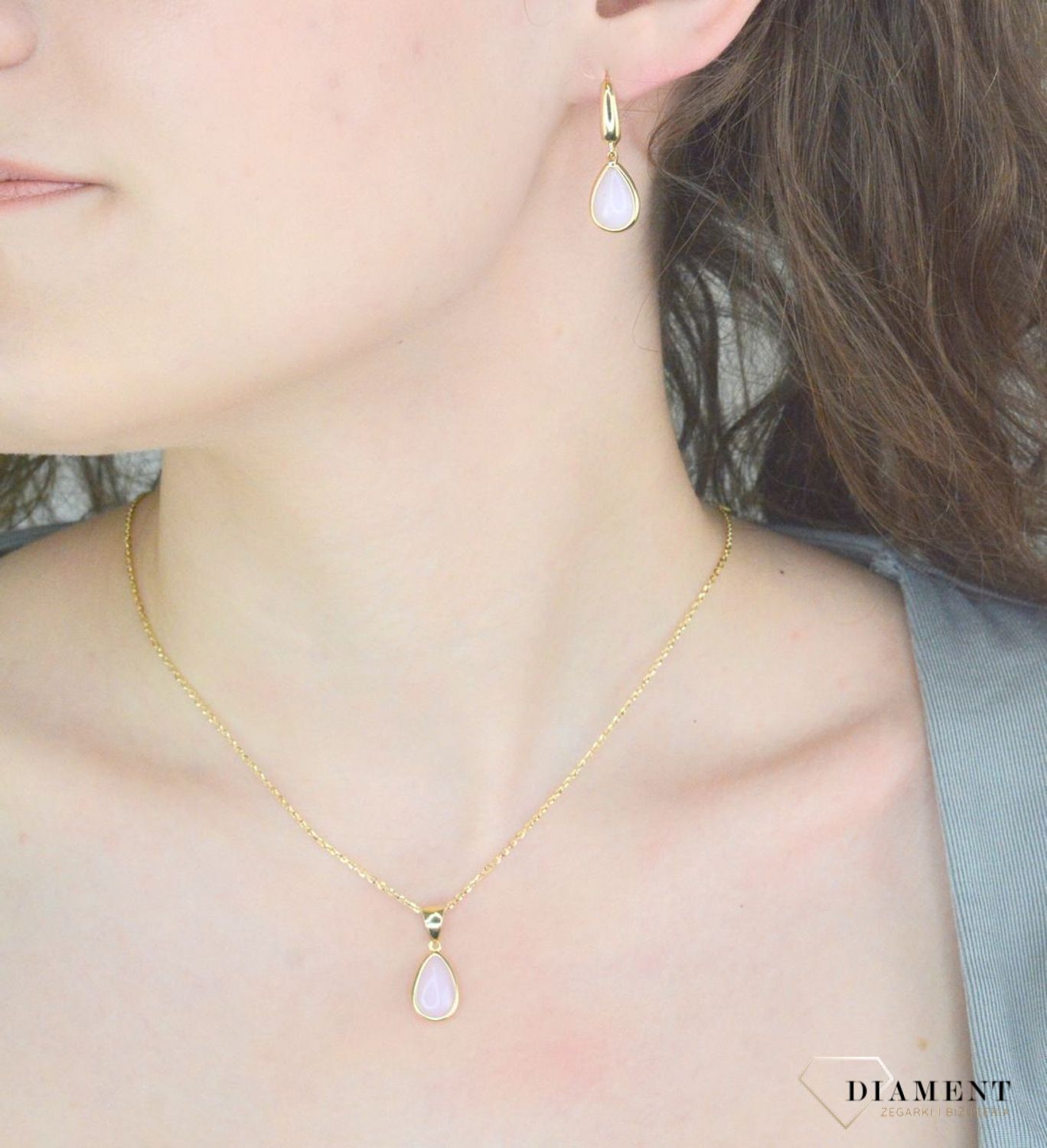 Kolczyki złote wiszące łezki opal róż. pr 585, K0NUO14059 Złote kolczyki wykonane z najwyższej jakości żółtego złota, próba 585. Kolczyki w kształcie łezki ozdobione kamieniem naturalnym opalem różowym,1.jpg