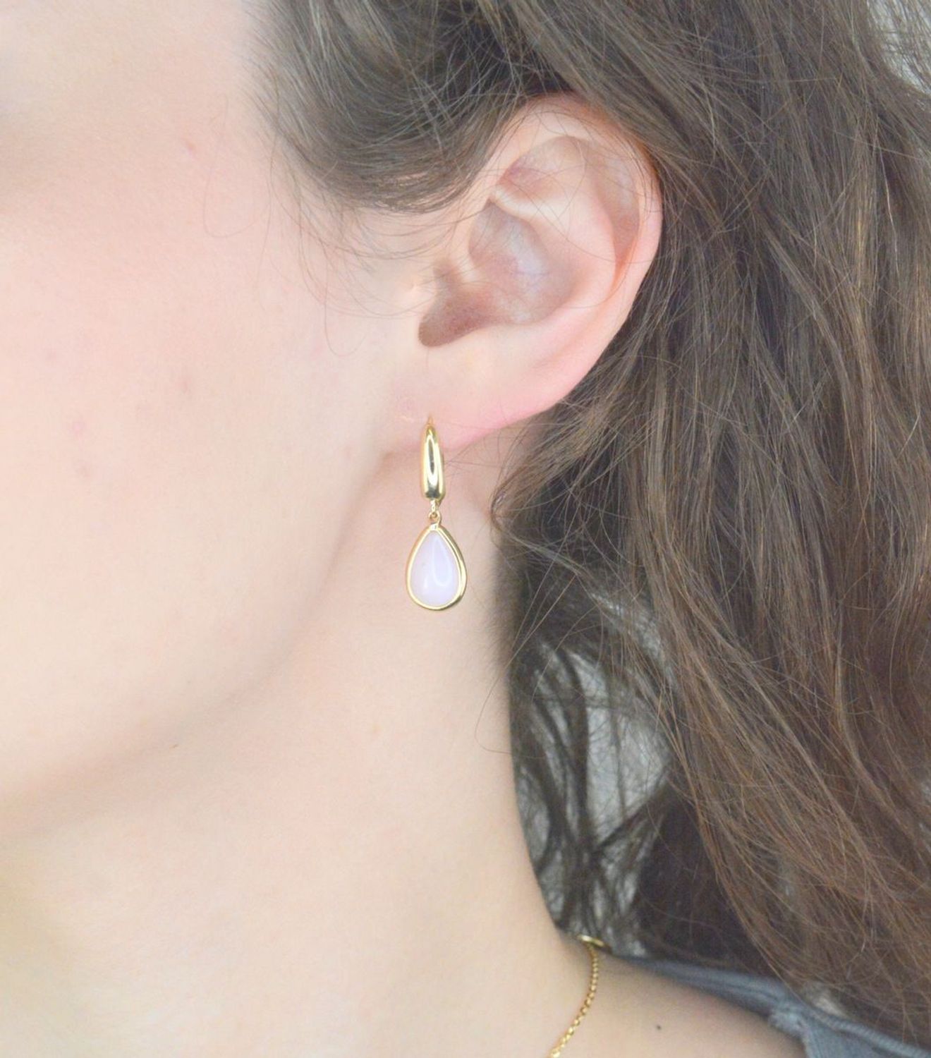 Kolczyki złote wiszące łezki opal róż. pr 585, K0NUO14059 Złote kolczyki wykonane z najwyższej jakości żółtego złota, próba 585. Kolczyki w kształcie łezki ozdobione kamieniem naturalnym opalem różowym,1.jpg