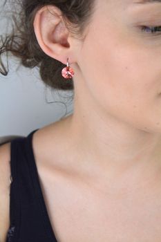 Eleganckie kolczyki Sweet Candy z kryształami Swarovski Elements w srebrnej oprawie. Uniwersalny dodatek na co dzień i na specjalne okazje. Długość 2 cm. Dodaj blasku każdej stylizacji! (2).JPG