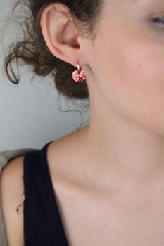 Eleganckie kolczyki Sweet Candy z kryształami Swarovski Elements w srebrnej oprawie. Uniwersalny dodatek na co dzień i na specjalne okazje. Długość 2 cm. Dodaj blasku każdej stylizacji! (4).JPG