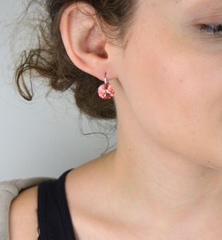 Eleganckie kolczyki Sweet Candy z kryształami Swarovski Elements w srebrnej oprawie. Uniwersalny dodatek na co dzień i na specjalne okazje. Długość 2 cm. Dodaj blasku każdej stylizacji! (5).JPG