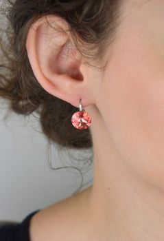 Eleganckie kolczyki Sweet Candy z kryształami Swarovski Elements w srebrnej oprawie. Uniwersalny dodatek na co dzień i na specjalne okazje. Długość 2 cm. Dodaj blasku każdej stylizacji! (6).JPG