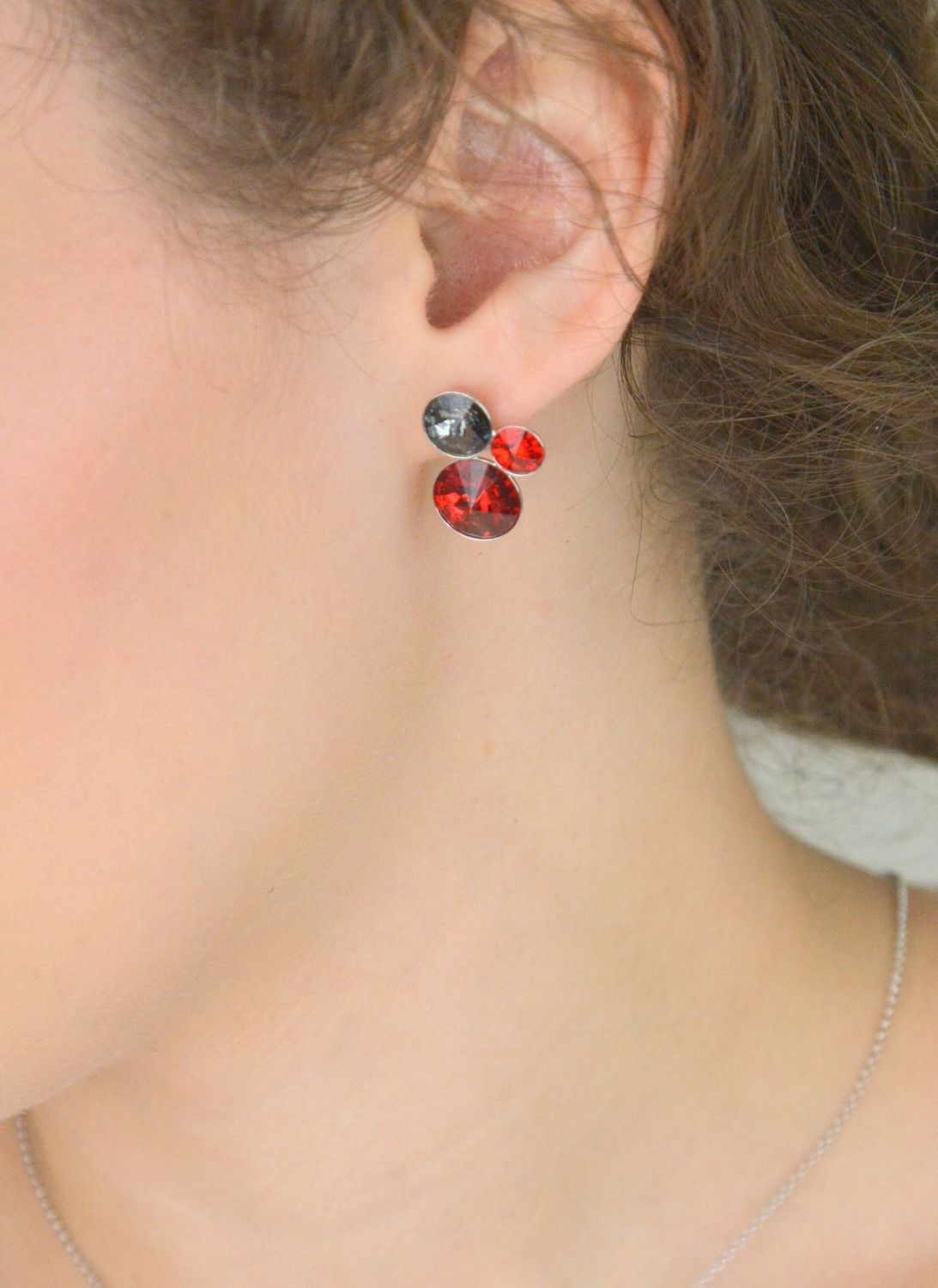 Kolczyki srebrne 925 Spark z kryształami w kolorach Light Siam, Silver Night i Siam. Dł. 2 cm, szer. 1,5 cm, zapięcie na sztyft. Elegancki blask i styl.1.jpg