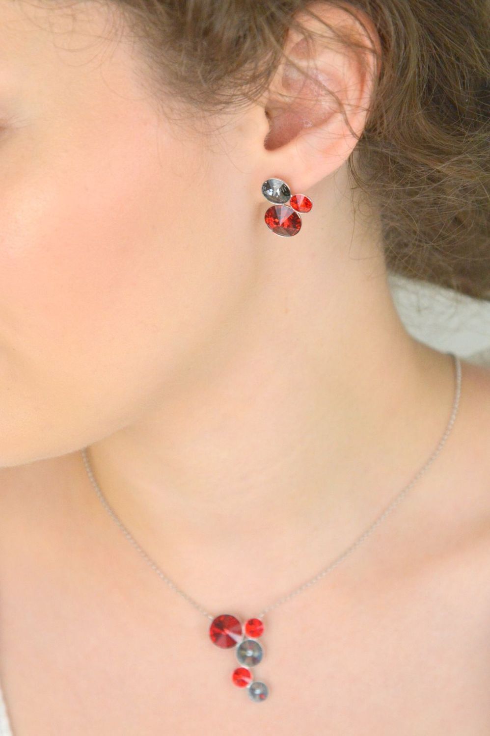 Kolczyki srebrne 925 Spark z kryształami w kolorach Light Siam, Silver Night i Siam. Dł. 2 cm, szer. 1,5 cm, zapięcie na sztyft. Elegancki blask i styl.1.jpg