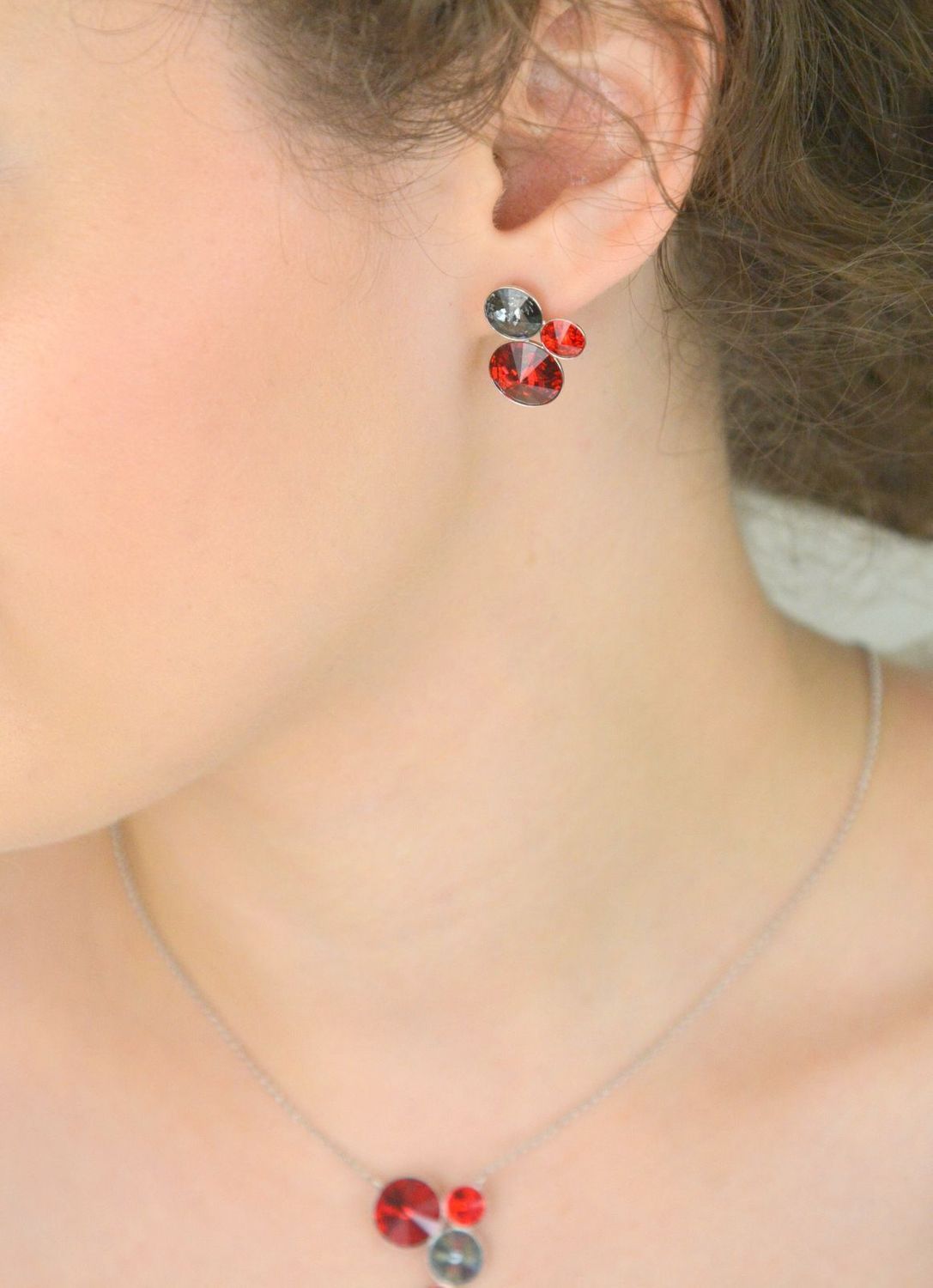 Kolczyki srebrne 925 Spark z kryształami w kolorach Light Siam, Silver Night i Siam. Dł. 2 cm, szer. 1,5 cm, zapięcie na sztyft. Elegancki blask i styl.1.jpg