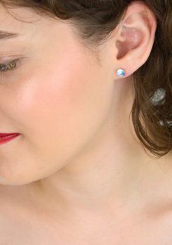 Eleganckie kolczyki srebrne Swarovski Crystal K1122SS29AB wykonane ze srebra próby 925 z kryształami Swarovski w kolorze Aurore Boreale. Waga 0,70 g, idealne na każdą okazję. Autoryzowany sklep Diament, 2 lata gwa (3).JPG