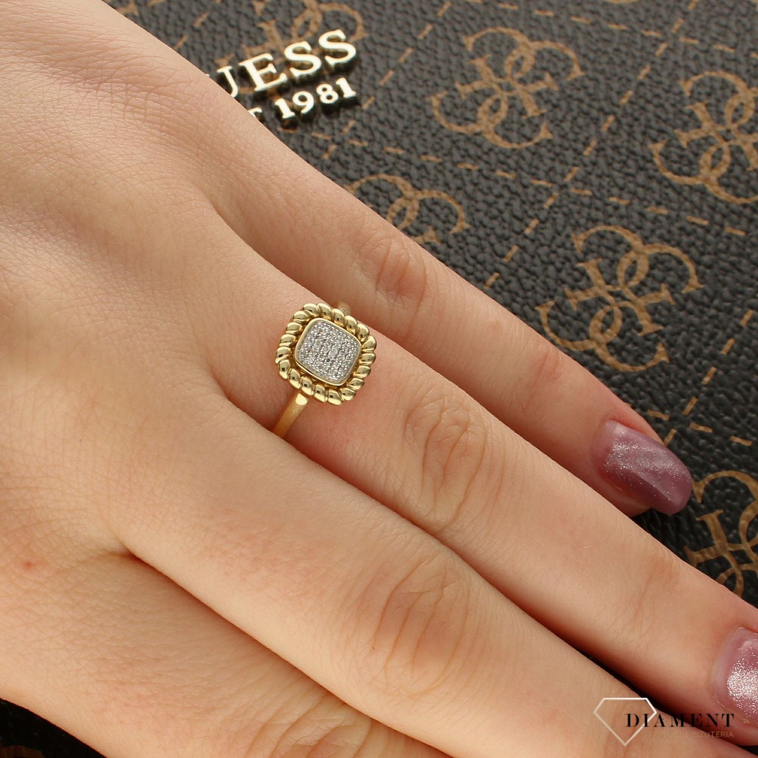 Złoty pierścionek z brylantami - Kwadratowa forma z kuleczkami  Rozmiar 13  K128.jpg