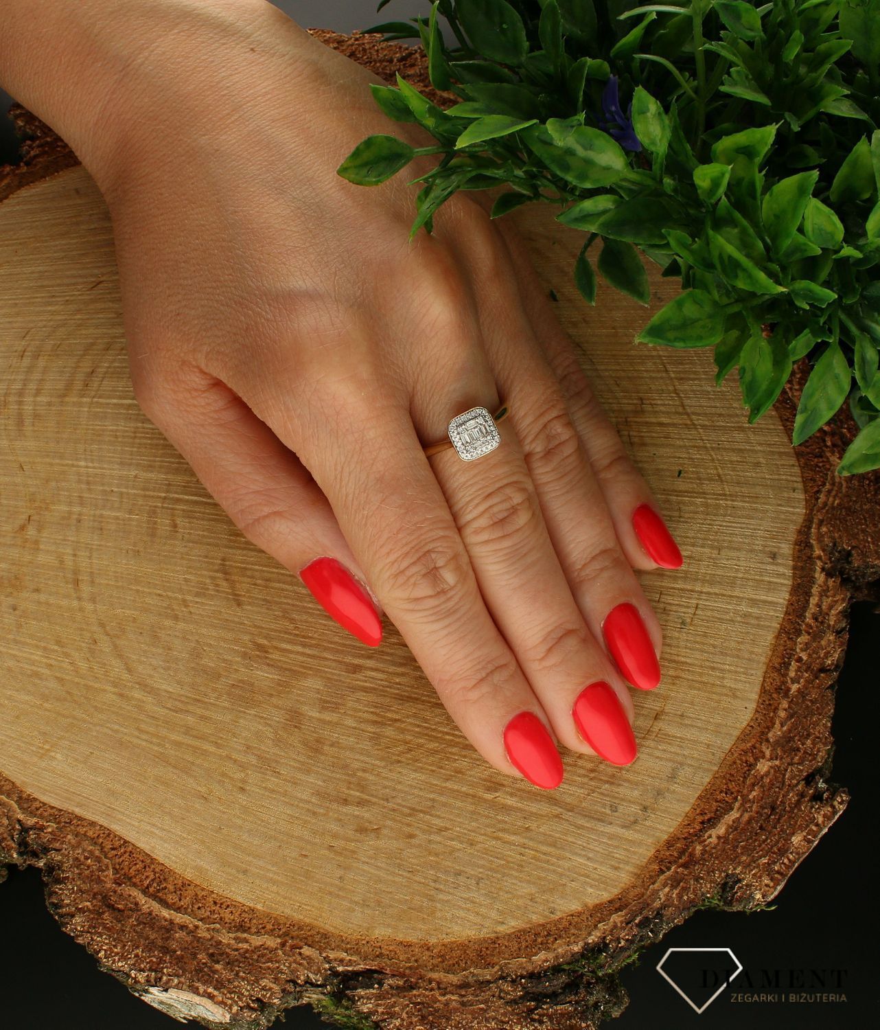 Pierścionek w kwadracie z Diamentami 585 DIAMENT K169  Biżuteria z kamieniami szlachetnymi, które swoim blaskiem zachwycą każdą kobietę. Biżuteria wyrażająca więcej niż słowa wykonana z 14 karatowego złota..jpg