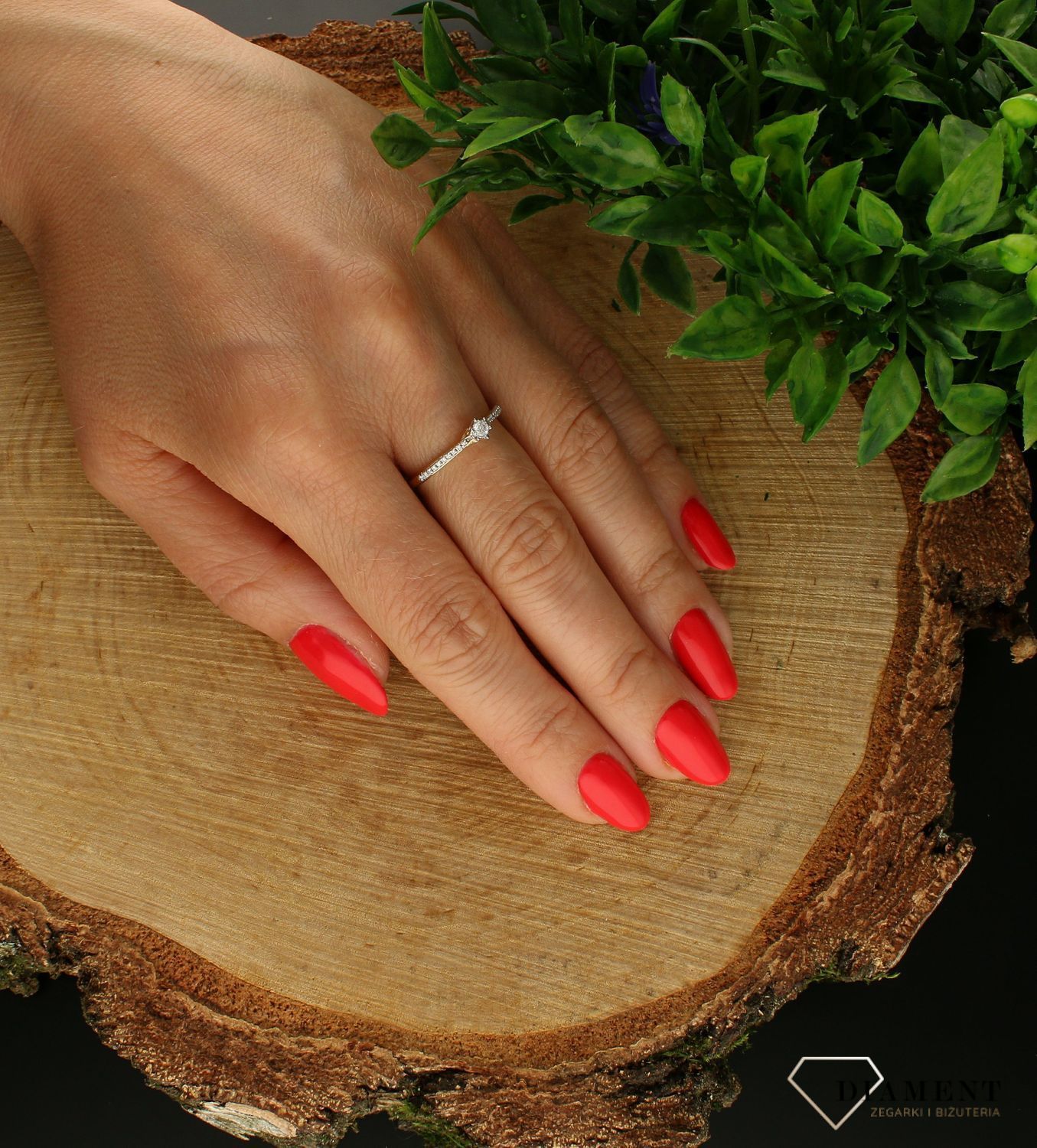 Pierścionek z Diamentami  Blask miłości  585 DIAMENT K17410 Biżuteria z kamieniami szlachetnymi, które swoim blaskiem zachwycą każdą kobietę. Biżuteria wyrażająca więcej niż słowa wykonana z 14 karatowego.jpg