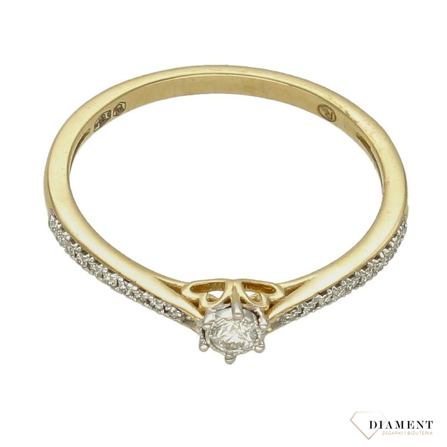 Pierścionek z Diamentami  Blask miłości  585 DIAMENT K17410 Biżuteria z kamieniami szlachetnymi, które swoim blaskiem zachwycą każdą kobietę. Biżuteria wyrażająca więcej niż słowa wykonana z 14 karatowego.jpg