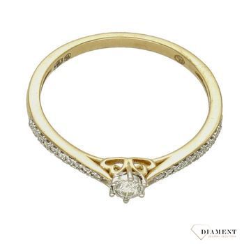 Pierścionek z Diamentami  Blask miłości  585 DIAMENT K17410 Biżuteria z kamieniami szlachetnymi, które swoim blaskiem zachwycą każdą kobietę. Biżuteria wyrażająca więcej niż słowa wykonana z 14 karatowego z.jpg