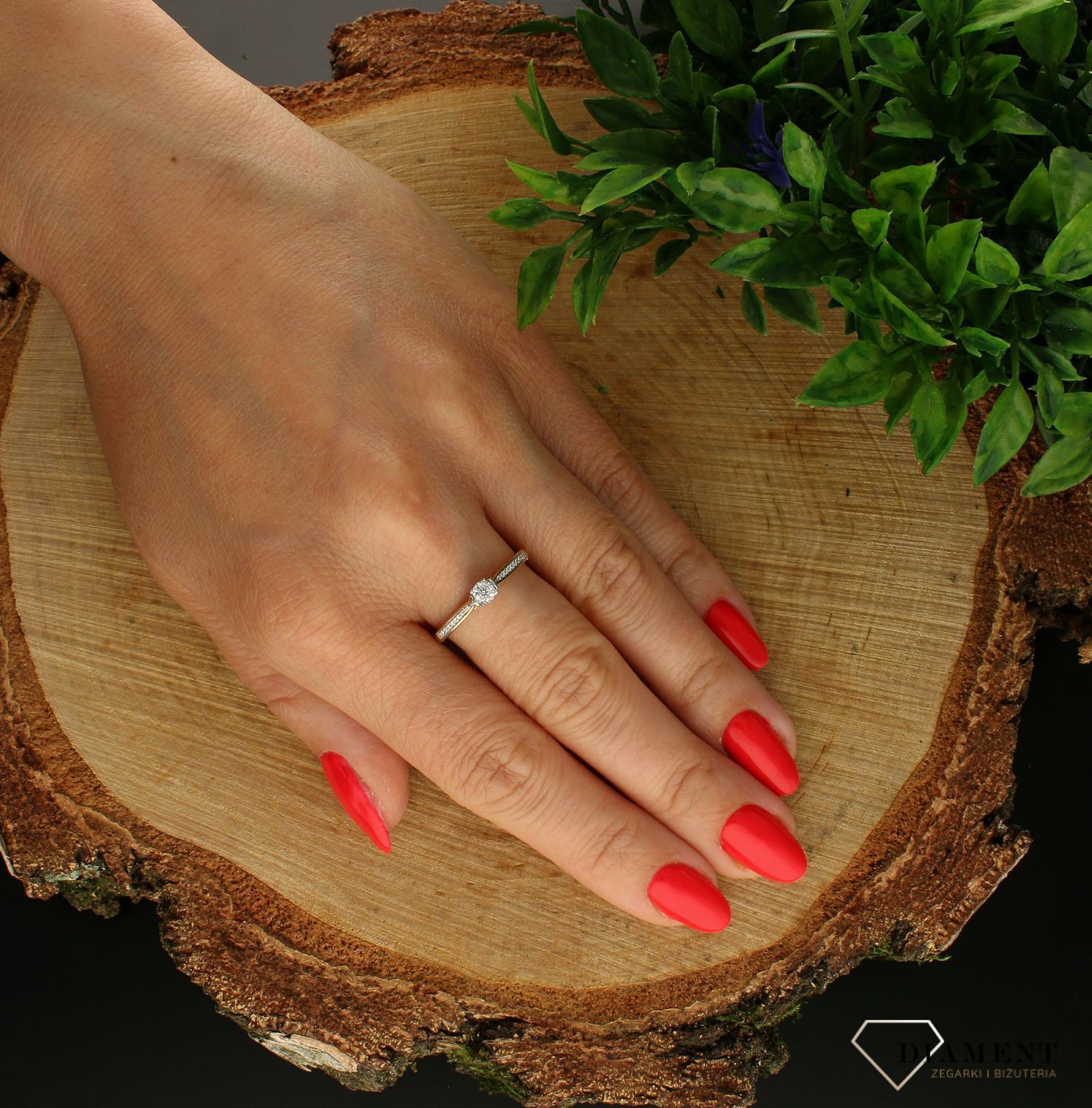 Pierścionek z Diamentami o greckich zdobieniach 585 DIAMENT K181 Biżuteria z kamieniami szlachetnymi, które swoim blaskiem zachwycą każdą kobietę. Biżuteria wyrażająca więcej niż słowa wykonana z 14 karatow.jpg