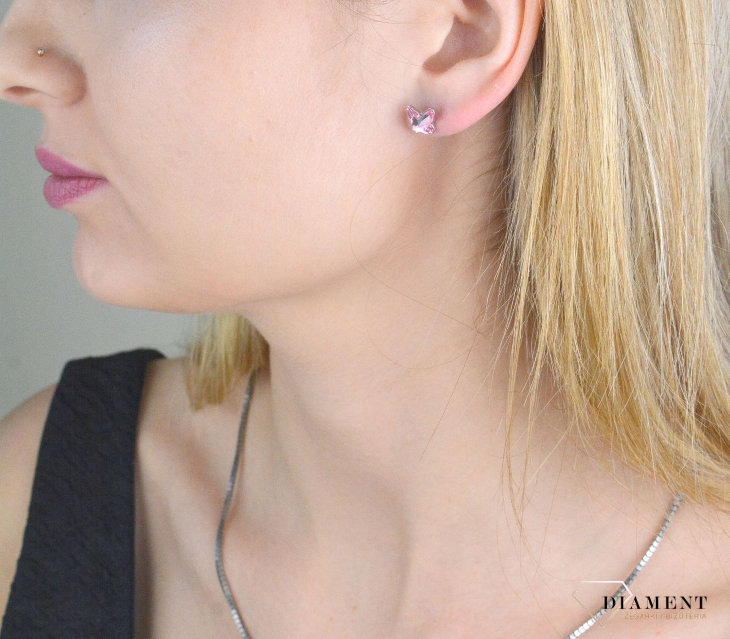 kolczyki dla dziewczynki Swarovski, różowe motylki, Romantyczne kolczyki w odcieniach delikatnego różu. Biżuteria z kolekcji Butterfly jest niebanalna i fantastycznie prezentuje się w codziennych stylizac.jpg