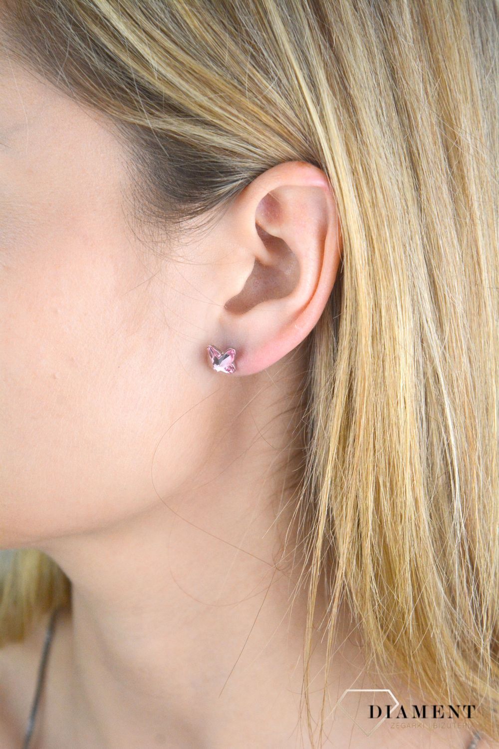 kolczyki dla dziewczynki Swarovski, różowe motylki, Romantyczne kolczyki w odcieniach delikatnego różu. Biżuteria z kolekcji Butterfly jest niebanalna i fantastycznie prezentuje się w codziennych stylizac.jpg