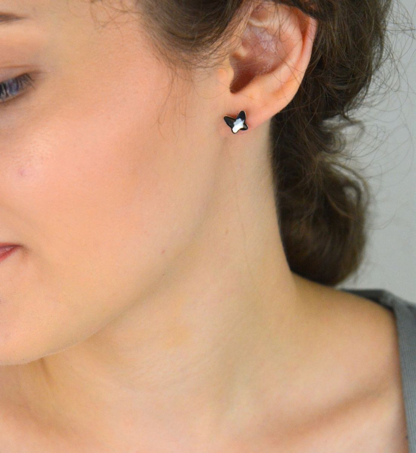 Kolczyki dziecięce srebrne 925 z czarnymi motylkami ozdobionymi kryształami Swarovski Elements. Model K28548SN, wymiary 8x7 mm, waga 1,20 g, zapięcie na sztyft. Stylowy prezent dla dziewczynki.1.jpg