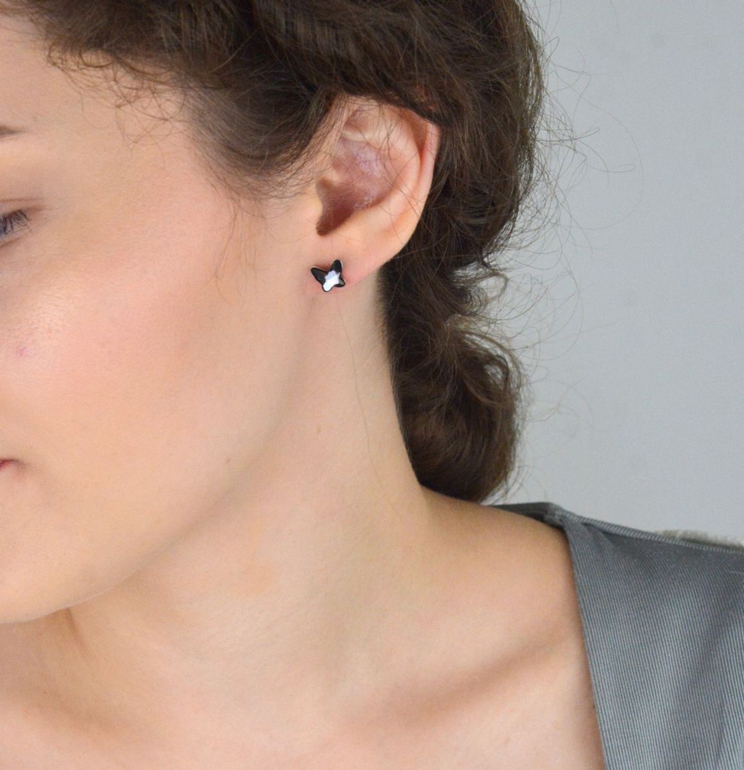 Kolczyki dziecięce srebrne 925 z czarnymi motylkami ozdobionymi kryształami Swarovski Elements. Model K28548SN, wymiary 8x7 mm, waga 1,20 g, zapięcie na sztyft. Stylowy prezent dla dziewczynki.1.jpg