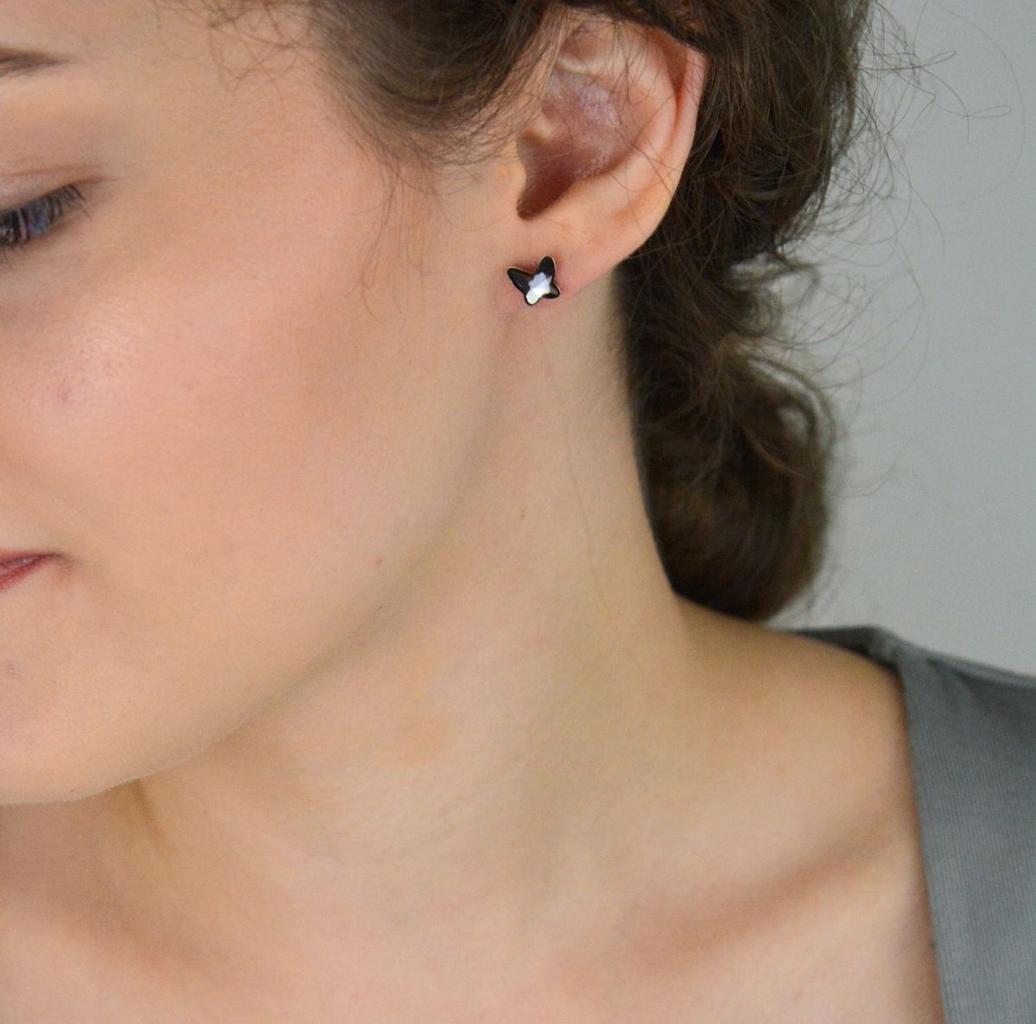 Kolczyki dziecięce srebrne 925 z czarnymi motylkami ozdobionymi kryształami Swarovski Elements. Model K28548SN, wymiary 8x7 mm, waga 1,20 g, zapięcie na sztyft. Stylowy prezent dla dziewczynki.1.jpg