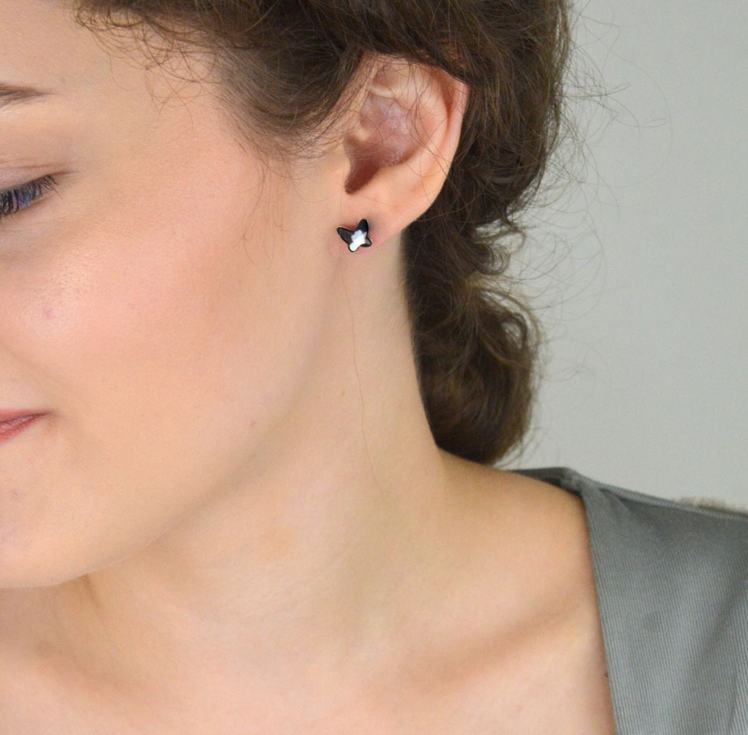 Kolczyki dziecięce srebrne 925 z czarnymi motylkami ozdobionymi kryształami Swarovski Elements. Model K28548SN, wymiary 8x7 mm, waga 1,20 g, zapięcie na sztyft. Stylowy prezent dla dziewczynki.1.jpg