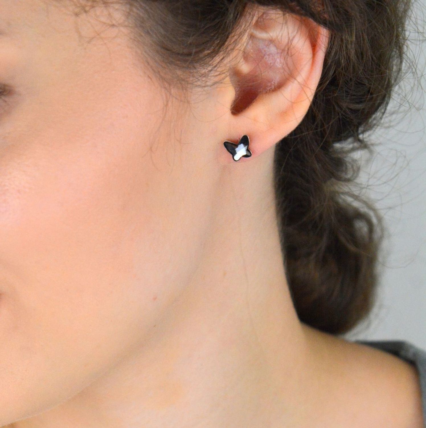 Kolczyki dziecięce srebrne 925 z czarnymi motylkami ozdobionymi kryształami Swarovski Elements. Model K28548SN, wymiary 8x7 mm, waga 1,20 g, zapięcie na sztyft. Stylowy prezent dla dziewczynki.1.jpg