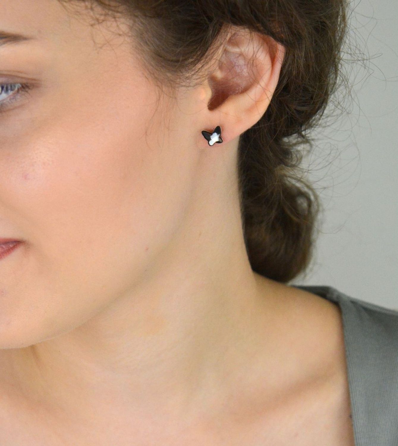 Kolczyki dziecięce srebrne 925 z czarnymi motylkami ozdobionymi kryształami Swarovski Elements. Model K28548SN, wymiary 8x7 mm, waga 1,20 g, zapięcie na sztyft. Stylowy prezent dla dziewczynki.1.jpg