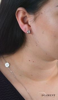 Srebrne kolczyki Spark Swarovski  Crystal K44806C. Minimalistyczna biżuteria to jeden z najmodniejszych w tym sezonie trendów.  Kolczyki zostały ozdobione kryształami Swarovskiego .JPG