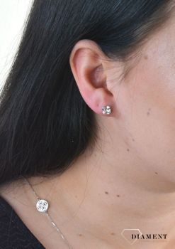 Srebrne kolczyki Spark Swarovski  Crystal K44806C. Minimalistyczna biżuteria to jeden z najmodniejszych w tym sezonie trendów.  Kolczyki zostały ozdobione kryształami Swarovskiego w  (1).JPG
