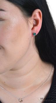 Srebrne kolczyki Spark Swarovski Emerald K44806EM. Kolczyki zostały ozdobione kryształami Swarovskiego w zielonym odcieniu. Minimalistyczna biżuteria to jeden z najmodniejszych w t (3).JPG