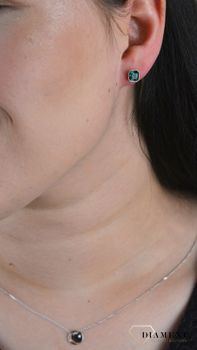 Srebrne kolczyki Spark Swarovski Emerald K44806EM. Kolczyki zostały ozdobione kryształami Swarovskiego w zielonym odcieniu. Minimalistyczna biżuteria to jeden z najmodniejszych w t (4).JPG