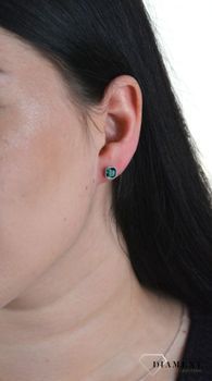 Srebrne kolczyki Spark Swarovski Emerald K44806EM. Kolczyki zostały ozdobione kryształami Swarovskiego w zielonym odcieniu. Minimalistyczna biżuteria to jeden z najmodniejszych w t (5).JPG