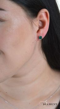 Srebrne kolczyki Spark Swarovski Emerald K44806EM. Kolczyki zostały ozdobione kryształami Swarovskiego w zielonym odcieniu. Minimalistyczna biżuteria to jeden z najmodniejszych w t.JPG