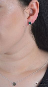 Srebrne kolczyki Spark Swarovski Emerald K44806EM. Kolczyki zostały ozdobione kryształami Swarovskiego w zielonym odcieniu. Minimalistyczna biżuteria to jeden z najmodniejszych w tym (1).JPG