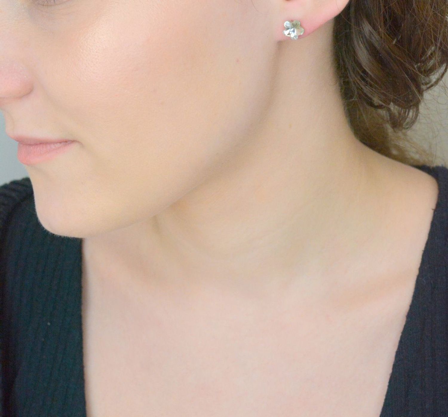 Kolczyki srebrne kwiatki białe kryształki pr 925, K474410C Kolczyki w formie kwiatków to doskonały pomysł na prezent dla dziewczynki. Kolczyki ozdobione kryształkami w białym kolorze będą pięknie lśniły1.jpg