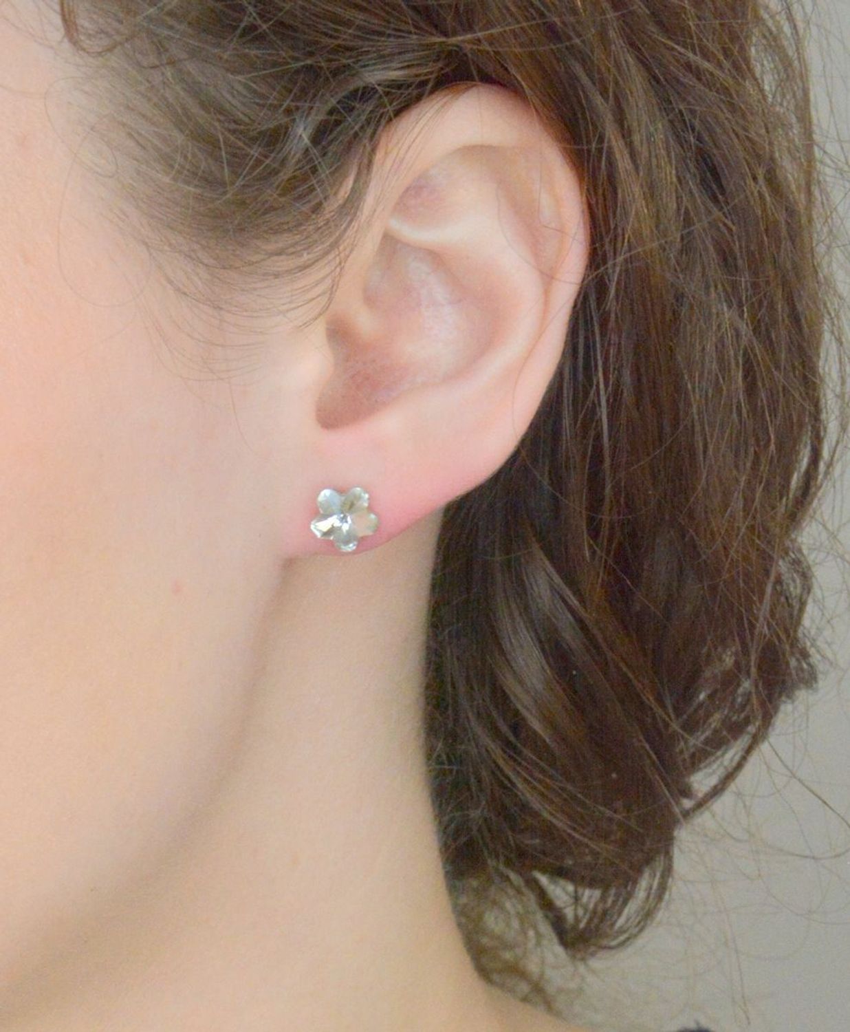 Kolczyki srebrne kwiatki białe kryształki pr 925, K474410C Kolczyki w formie kwiatków to doskonały pomysł na prezent dla dziewczynki. Kolczyki ozdobione kryształkami w białym kolorze będą pięknie lśniły1.jpg