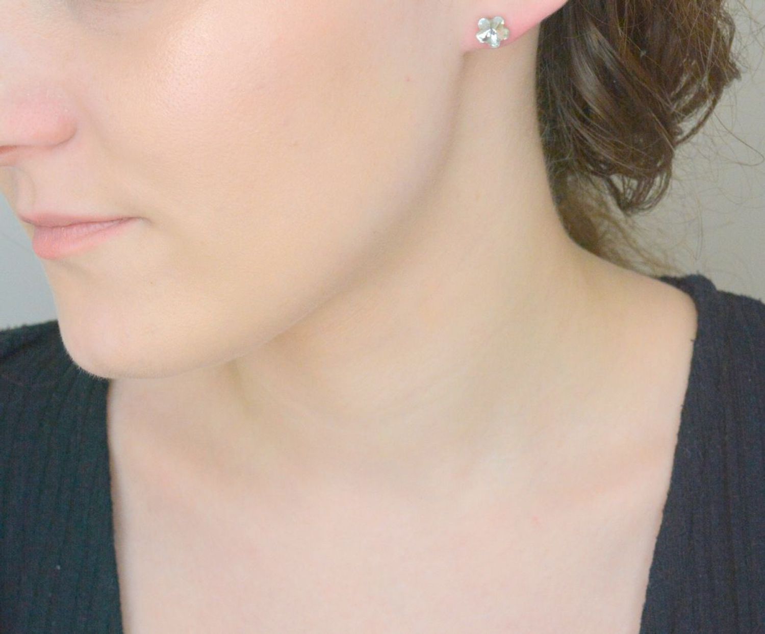 Kolczyki srebrne kwiatki białe kryształki pr 925, K474410C Kolczyki w formie kwiatków to doskonały pomysł na prezent dla dziewczynki. Kolczyki ozdobione kryształkami w białym kolorze będą pięknie lśniły1.jpg