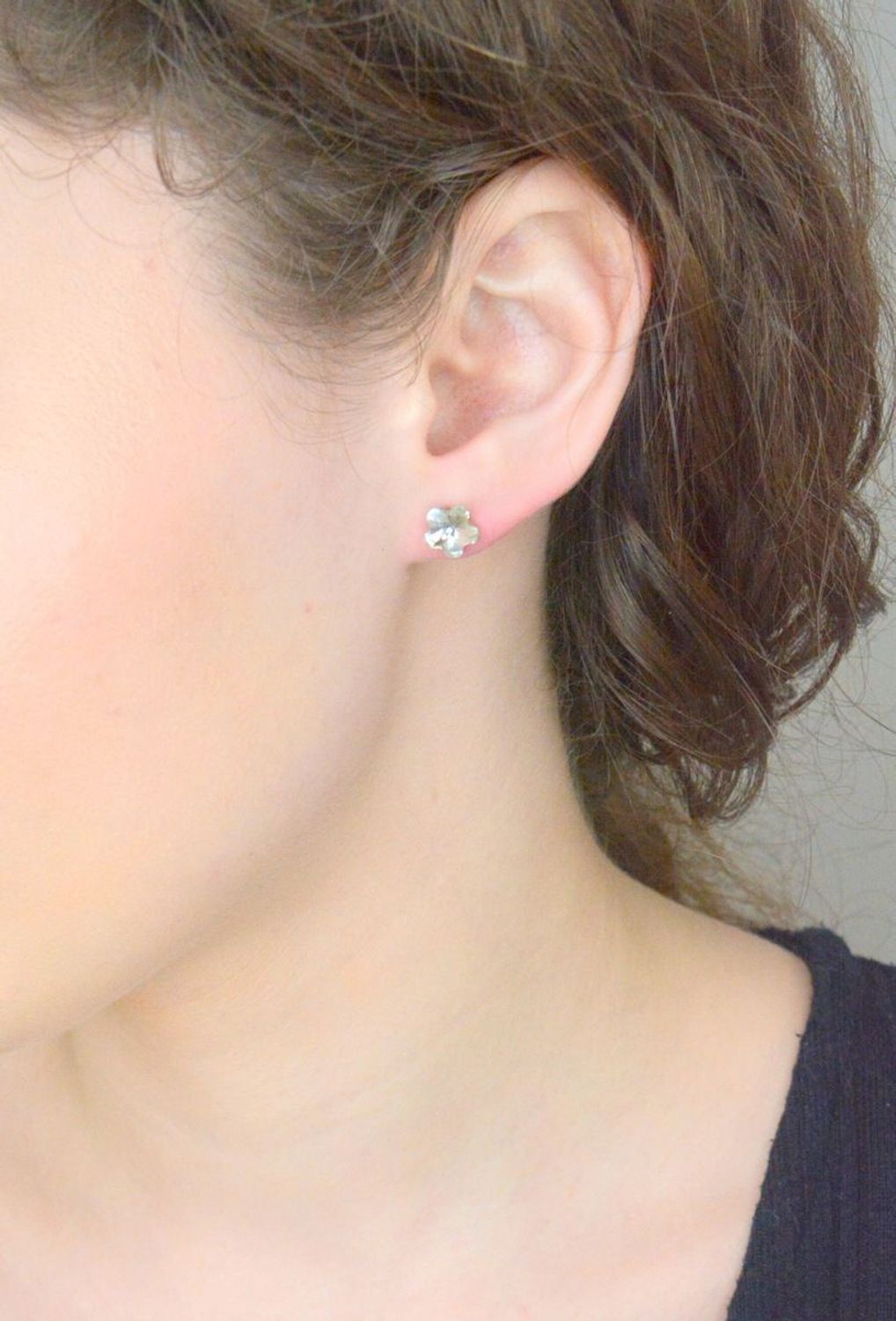 Kolczyki srebrne kwiatki białe kryształki pr 925, K474410C Kolczyki w formie kwiatków to doskonały pomysł na prezent dla dziewczynki. Kolczyki ozdobione kryształkami w białym kolorze będą pięknie lśniły1.jpg