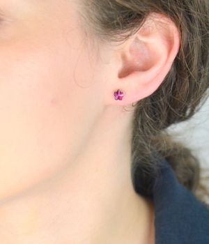 Kolczyki srebrne Swarovski w kształcie różowych kwiatków z kryształami Fuchsia. Delikatny blask i kobiecy styl. Średnica kryształu 0.6 cm. Model K47446F (2).JPG