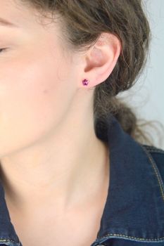 Kolczyki srebrne Swarovski w kształcie różowych kwiatków z kryształami Fuchsia. Delikatny blask i kobiecy styl. Średnica kryształu 0.6 cm. Model K47446F (4).JPG