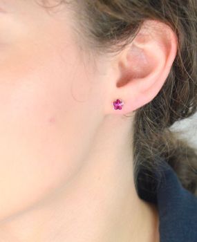 Kolczyki srebrne Swarovski w kształcie różowych kwiatków z kryształami Fuchsia. Delikatny blask i kobiecy styl. Średnica kryształu 0.6 cm. Model K47446F (5).JPG